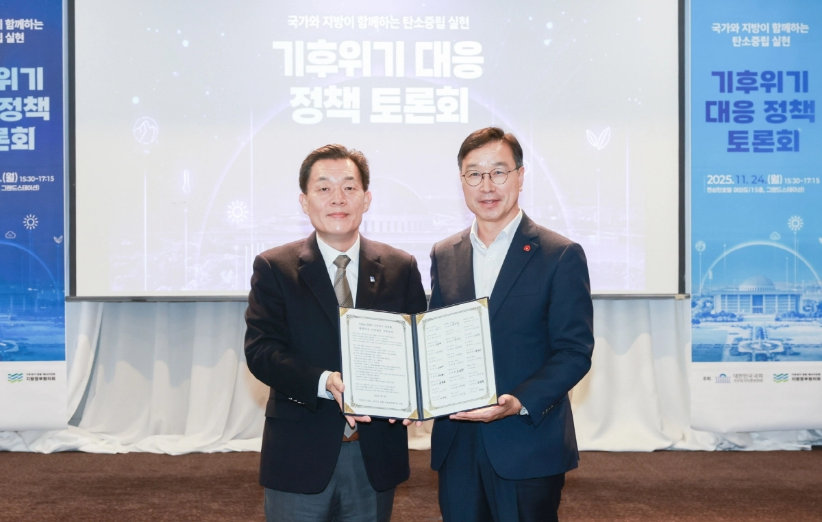 이재준 수원시장이 위성곤 국회 기후위기특별위원회 위원장(오른쪽)에게 ‘대한민국 지방정부 공동선언문’을 전달한 후 기념 촬영을 하고 있다. (수원시 제공)