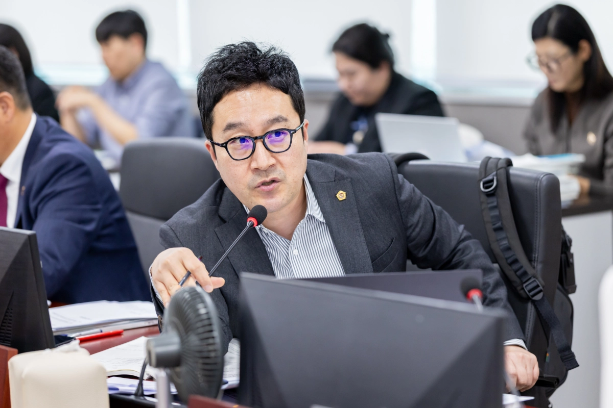최병선 의원이 24일 사회혁신경제국을 대상으로 한 예산 심의 과정에서 질의하고 있다.(사진=경기도의회)