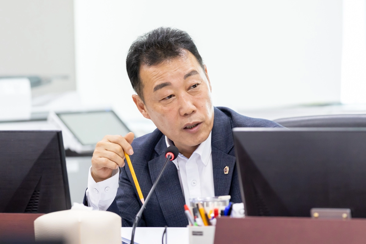 이용호 의원이 24일 경제노동위원회 회의에서 2026년도 본예산을 심사하며 질의하고 있다.(사진=경기도의회)