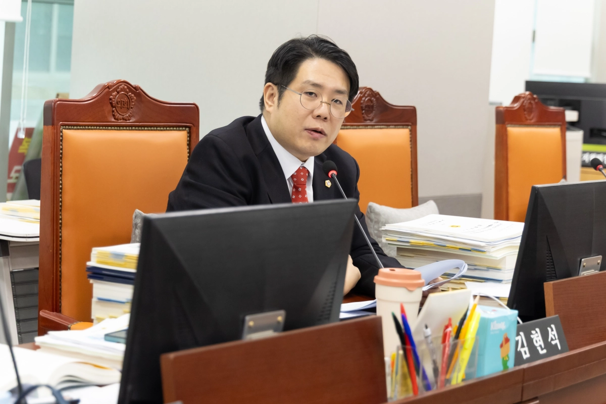김현석 의원이 24일 경기도교육청 대상 예산 심의 과정에서 질의하고 있다.(사진=경기도의회)