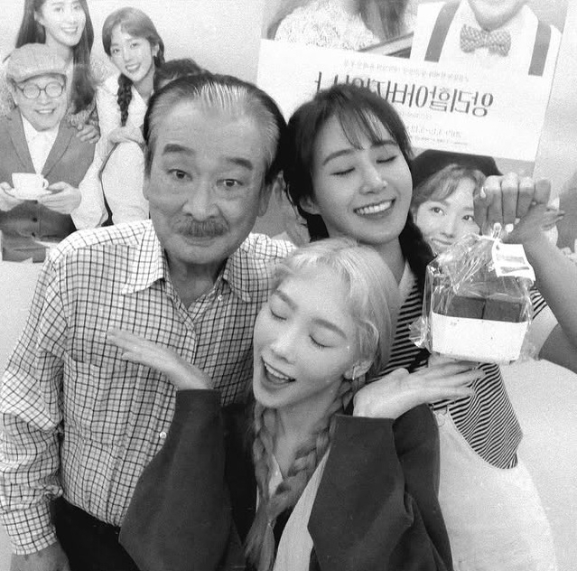 배우 고 이순재(왼쪽)가 소녀시대 태연과 유리와 함께 연극 ‘앙리할아버지와 나’ 대기실에서 찍은 사진. 자료 : 소녀시대 태연 인스타그램