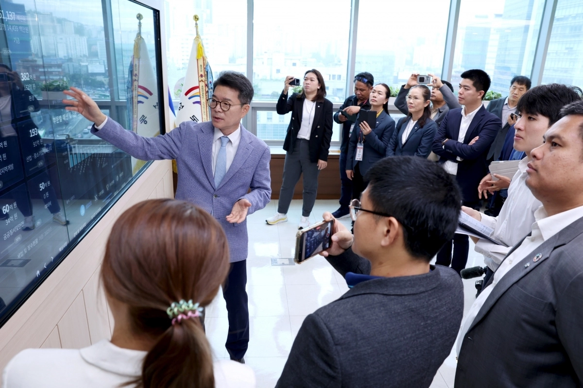 정원오 서울 성동구청장이 성동구를 방문한 태국 지방정부 관계자들에게 스마트 정책 소통 시스템을 설명하는 모습. 성동구 제공