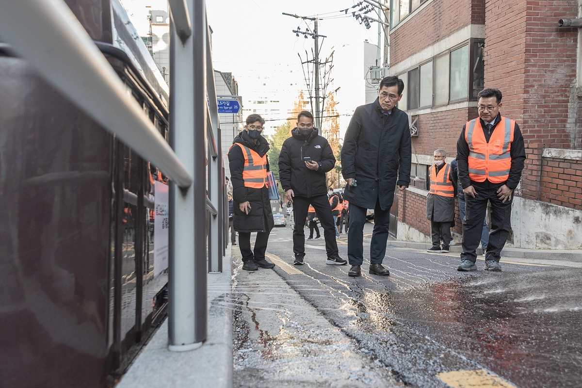 이기재 서울 양천구청장이 지난해 겨울 제설대책 추진 현장을 찾아 점검하는 모습. 양천구 제공