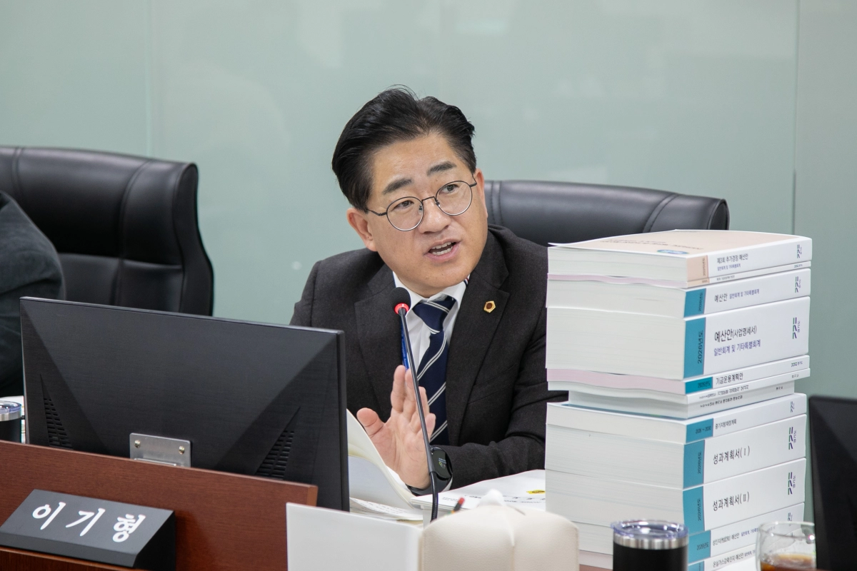 이기형 의원이 24일 AI국 2026년도 본예산안 심사에서 질의하고 있다.(사진=경기도의회)