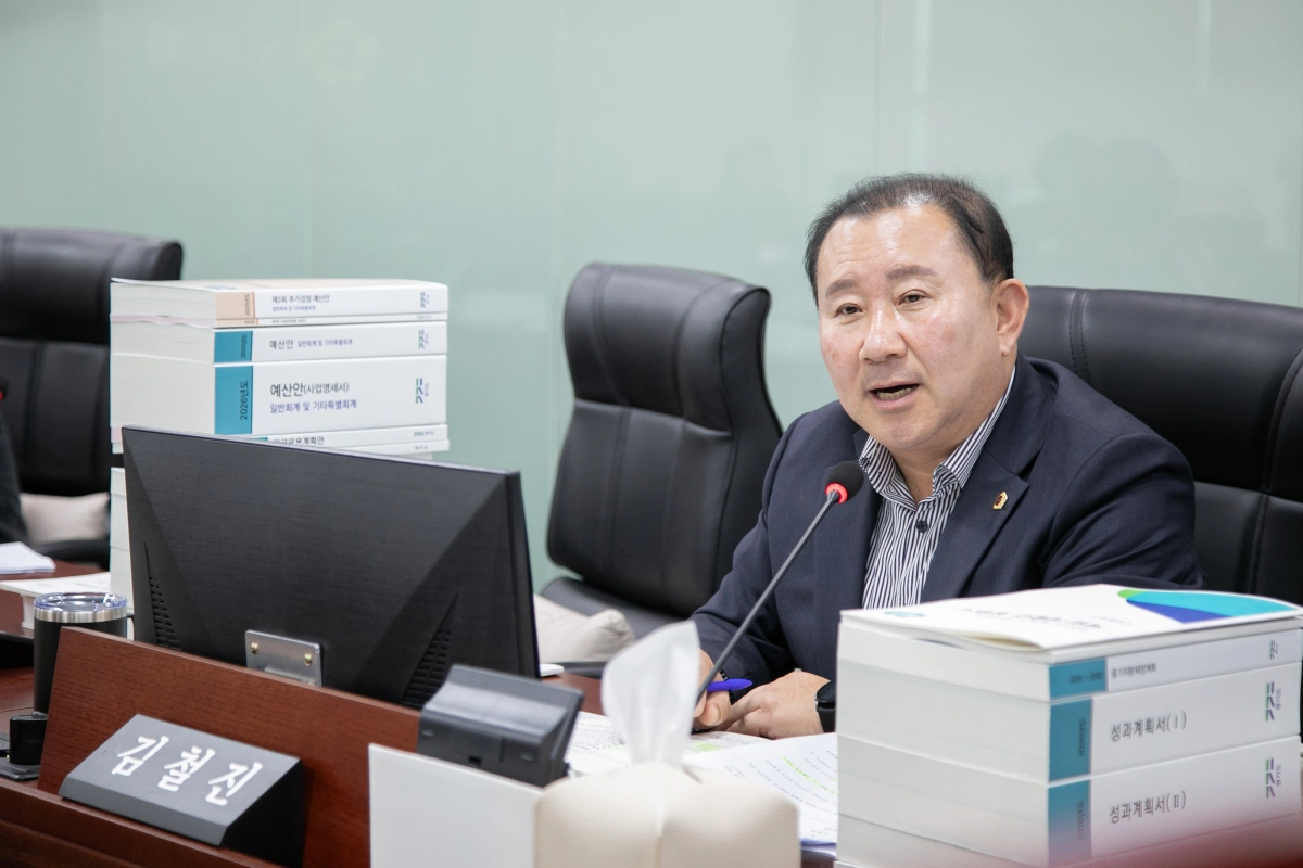 김철진 의원이 24일 2026년도 AI국 예산안 심사에서 질의하고 있다.(사진=경기도의회)