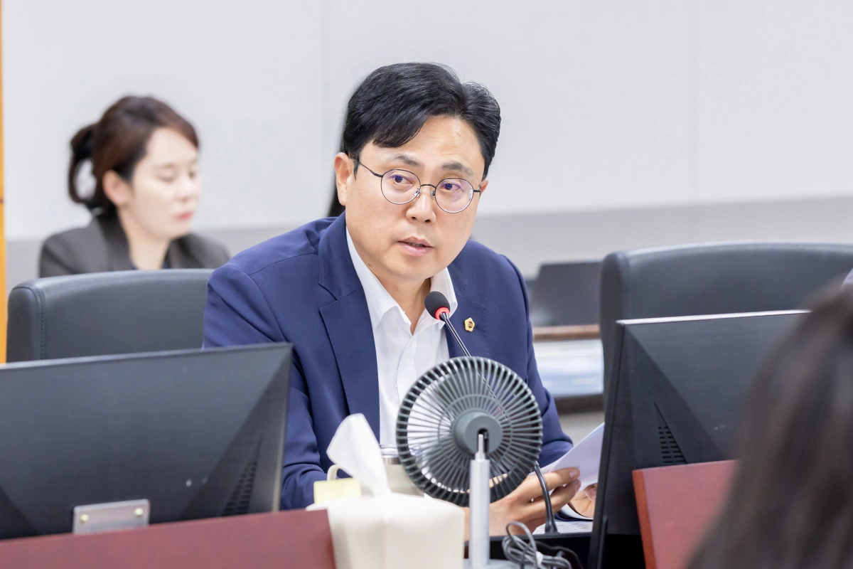 이용욱 의원이 24일 노동국 및 사회혁신경제국의 2026년도 본예산 심의에서 질의하고 있다.(사진=경기도의회)