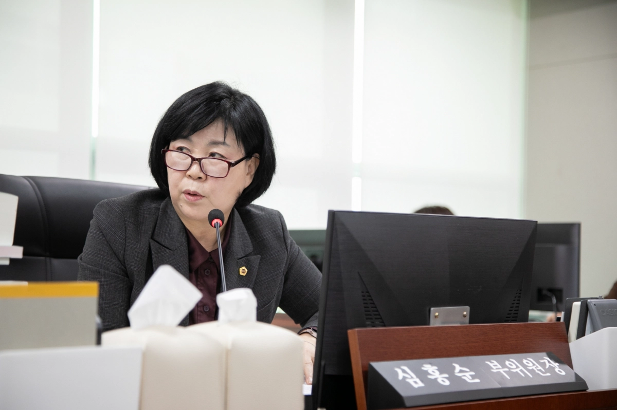 심홍순 의원이 2026년도 AI국 본예산 심의에서 질의하고 있다.(사진=경기도의회)