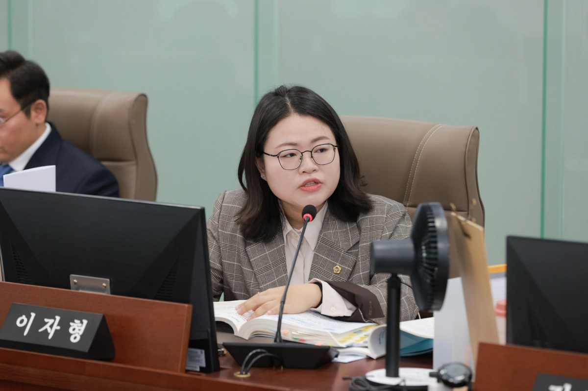 이자형 의원이 24일 경기도교육청 2026년도 예산안 심사에서 질의하고 있다.(사진=경기도의회)