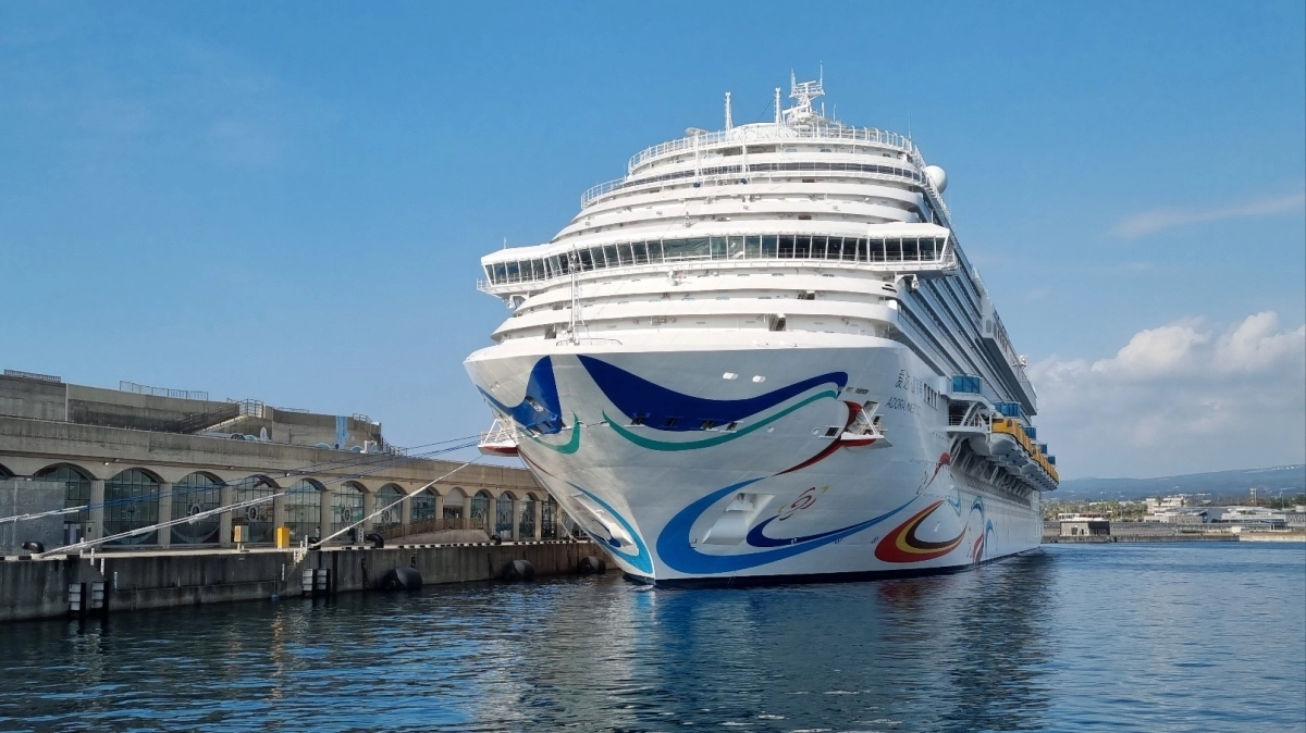 제주도가 크루즈터미널에 무인자동심사대를 도입하는 가운데 제주항에 무인자동심사대 10대를 도입해 지난 3일부터 시범운영에 들어갔다. 강정항은 오는 28일 시범운영에 돌입한다. 사진은 강정항에 입항한 13만t급 대형 크루즈선인 ‘아도라 매직시티호(Adora magic city)’. 제주 강동삼 기자