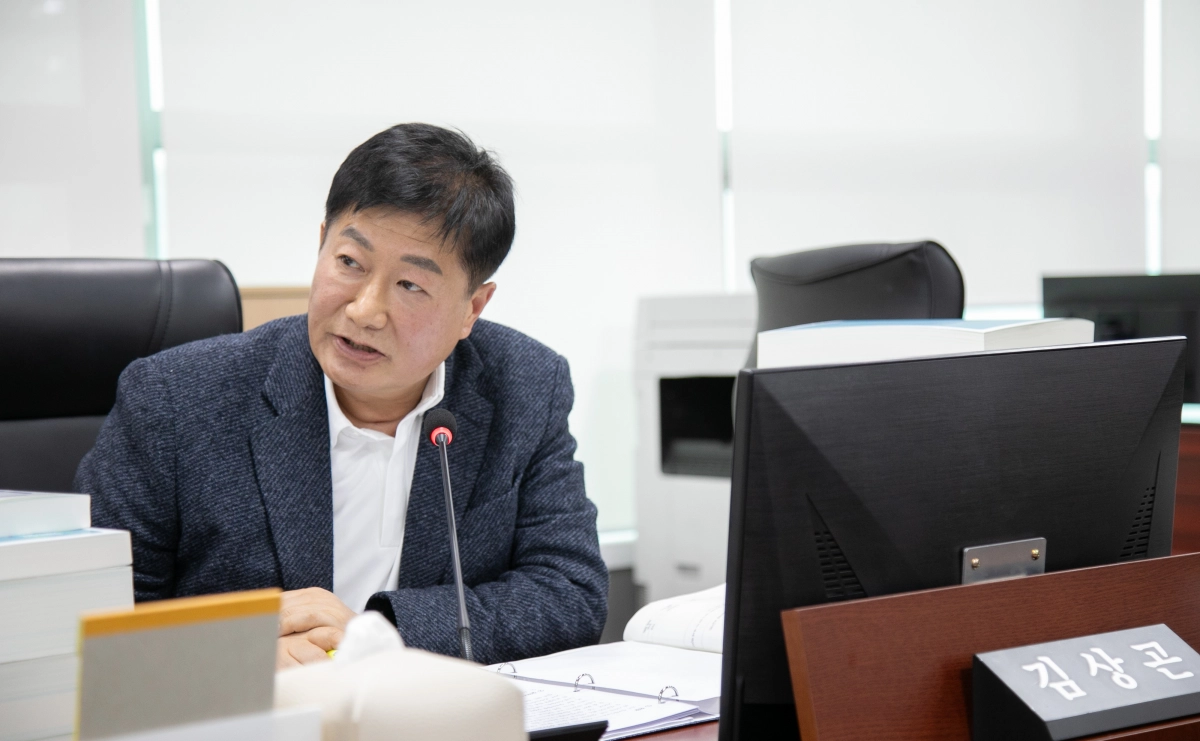 김상곤 의원이 24일 국제협력국을 대상으로 실시한 2026년도 경기도 예산안 심사에서 질의하고 있다.(사진=경기도의회)