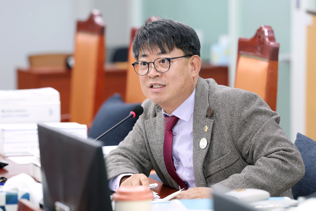 김재훈 의원이 24일 경기도 수원시 차세대융기술연구원 컨퍼런스룸 II에서 열린 ‘2025년 사회복지 정책토론회’에 토론자로 참석해 의견을 제시하고 있다.(사진=경기도의회)