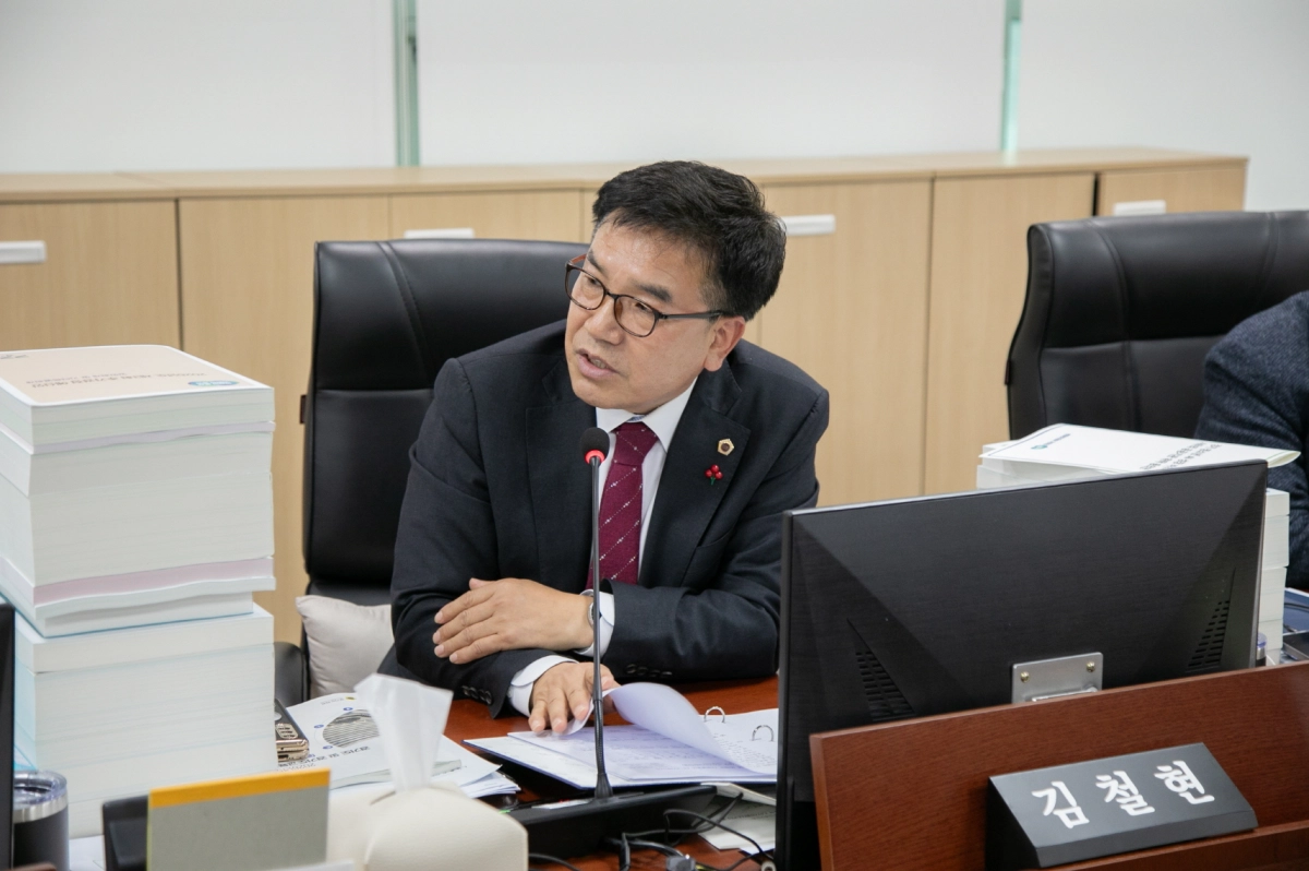 김철현 의원이 24일 AI국을 대상으로 진행된 2026년도 경기도 예산안 심사에서 질의하고 있다.(사진=경기도의회)