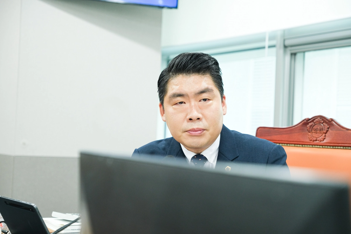 유경현 의원이 24일 안전관리실 예산심사에서 질의하고 있다.(사진=경기도의회)