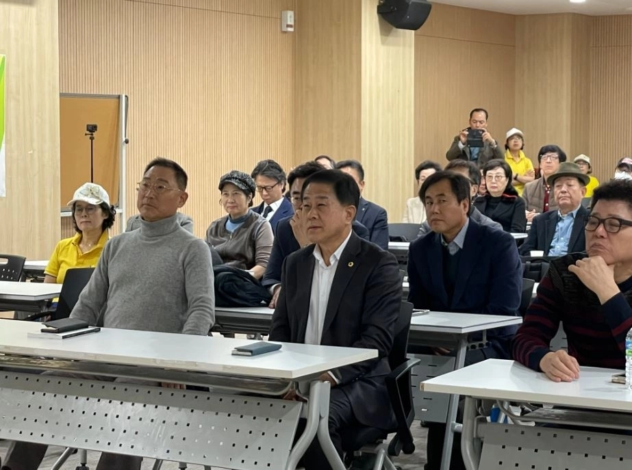 지난 21일 서울시의회 별관 제2대회의실에서 열린 ‘하이컨디션-UN본부행사 및 월드컵응원전 준비조직위원회 발대식’에 참석한 김용호 의원(앞줄 중앙)이 강연을 듣고 있다.