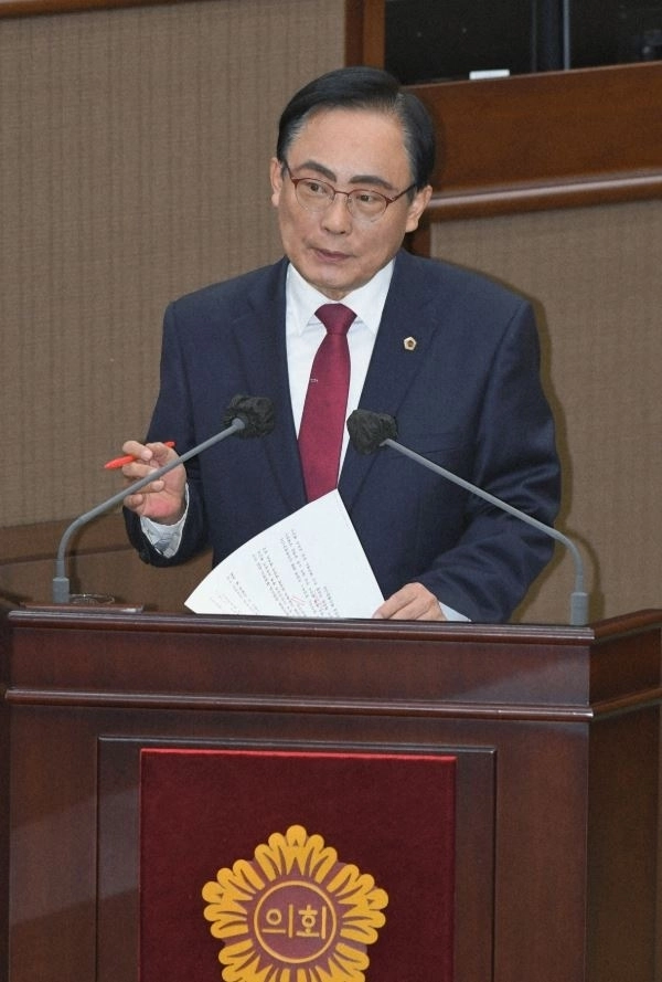 김형재 의원이 지난 18일 열린 서울시의회 제333회 정례회 시정질문에서 정근식 서울시교육감을 상대로 질의하고 있다.