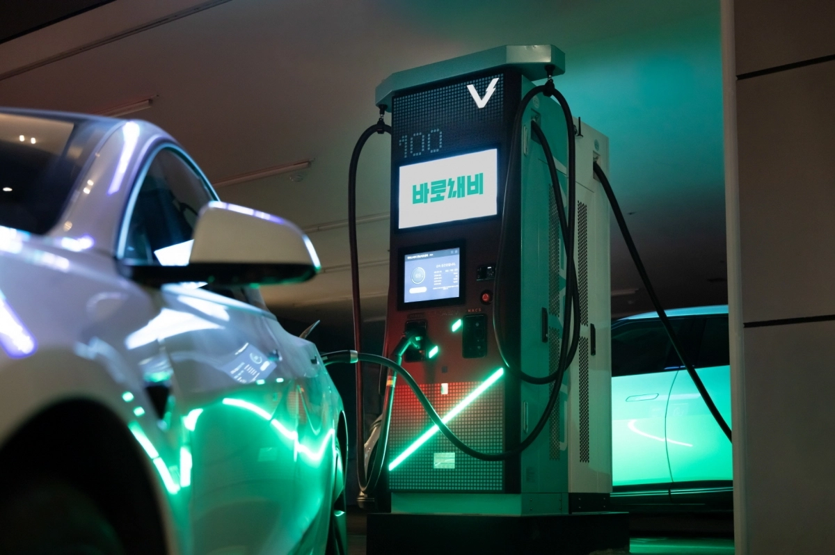 ▲ NACS 커넥터가 기본 장착되어 테슬라 유저도 편리하게 ‘바로채비’를 이용할 수 있는 채비 3세대 급속 충전기 ‘슈퍼소닉(SuperSonic)’