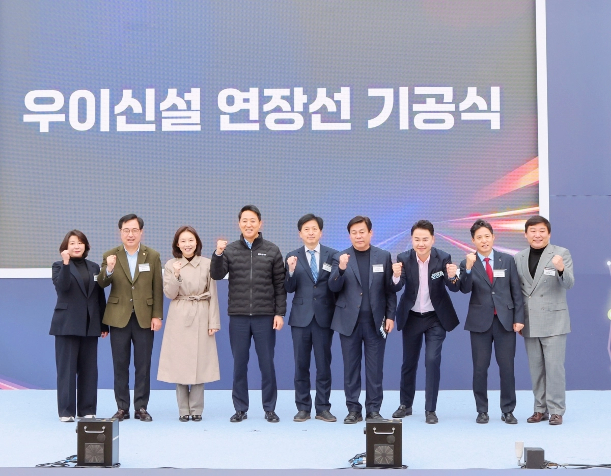 이은림 서울시의원(도봉4·왼쪽 첫 번째)이 ‘우이신설선 연장선 기공식’에서 김선동 국민의힘 도봉을 당협위원장(오른쪽에서 네 번째) 등과 함께 기념촬영을 하고 있다.