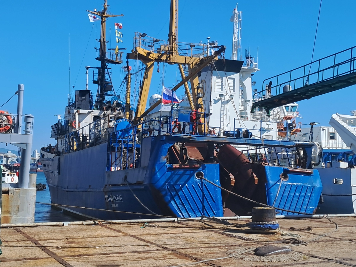 동료 선원을 폭행해 숨지게 한 러시아 선원들이 탄 원양어선. 부산해경 제공