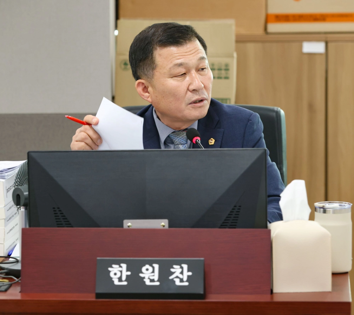 한원찬 의원이 24일 열린 2026년도 노동국 본예산 심의에서 질의하고 있다.(사진=경기도의회)