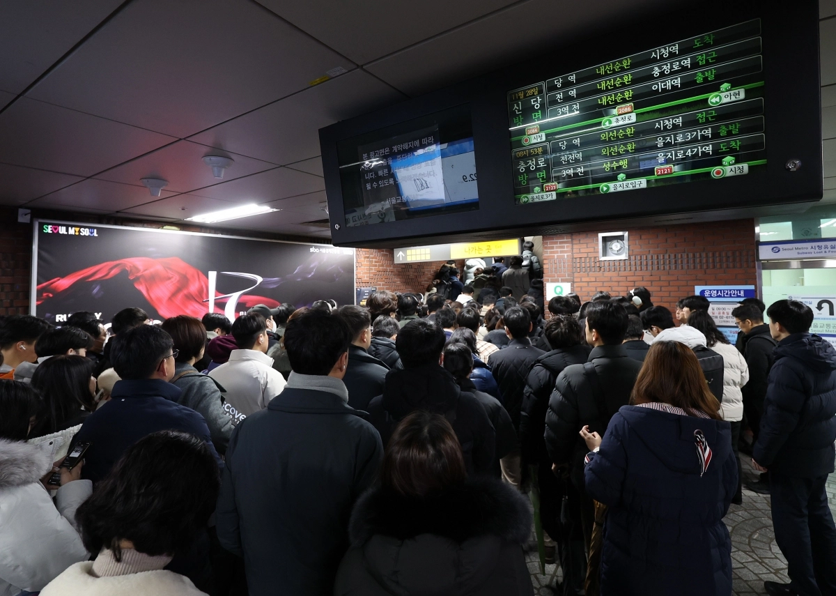 혼잡한 지하철역 모습(사건과 무관). 2024.11.28. 연합뉴스