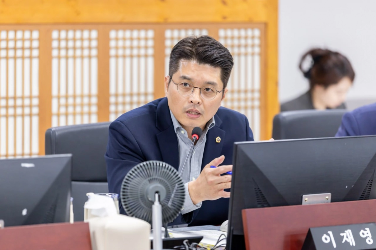 이재영 의원이 24일 노동국 2026년 본예산 예비심사에서 질의하고 있다.(사진=경기도의회)