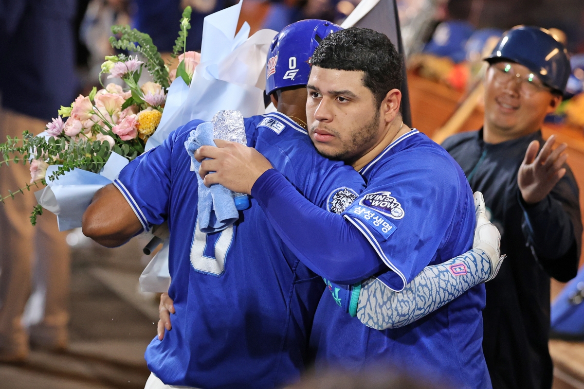 삼성 라이온즈 아리엘 후라도가 지난 9월 18일 창원NC파크에서 열린 2025 KBO리그 정규시즌 NC 다이노스와의 원정 경기에서 외국인 선수 단일 시즌 최다 48홈런 타이기록을 세운 르윈 디아즈와 포옹하고 있다. 삼성 라이온즈 제공