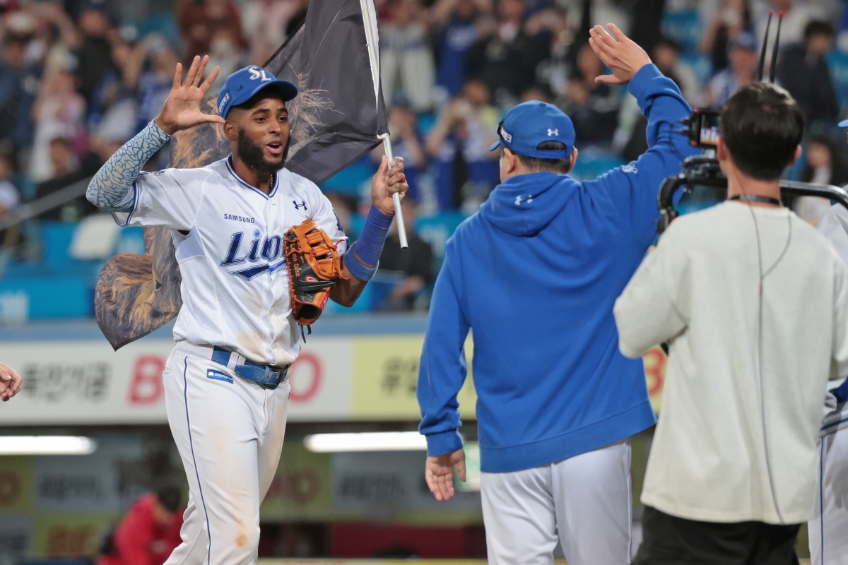 삼성 라이온즈 르윈 디아즈가 지난달 14일 대구 삼성라이온즈파크에서 열린 2025 KBO 준플레이오프 4차전 SSG 랜더스와의 원정 경기에서 홈런을 친 뒤 박진만 감독과 하이파이브하고 있다. 삼성 라이온즈 제공
