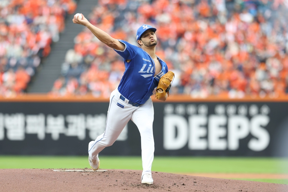 삼성 라이온즈 헤르손 가라비토가 지난달 18일 대전 한화생명볼파크에서 열린 2025 KBO 플레이오프 1차전 한화 이글스와의 원정 경기에서 공을 던지고 있다. 삼성 라이온즈 제공