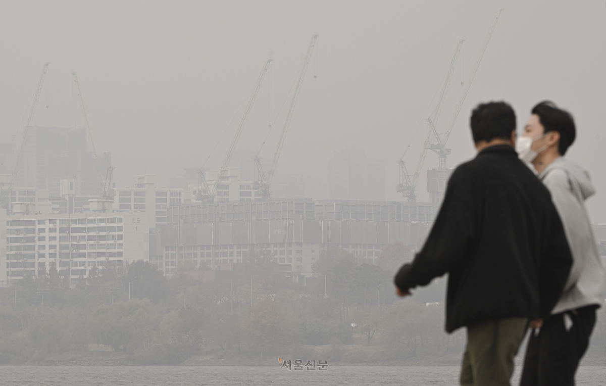 수도권 지역을 중심으로 초미세먼지 주의보가 발령됐던 지난해 11월 24일에 이어 25일 서울 서초구 반포한강공원에서 바라본 하늘이 뿌옇다. 2025.11.25. 이지훈 기자