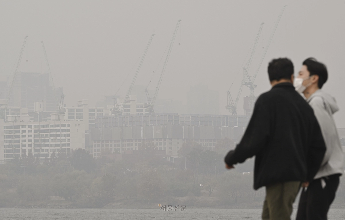 수도권 지역에 초미세먼지 주의보가 내린 25일 서울 서초구 반포한강공원에서 마스크를 쓴 시민들이 발걸음을 재촉하고 있다. 2025.11.25 이지훈 기자