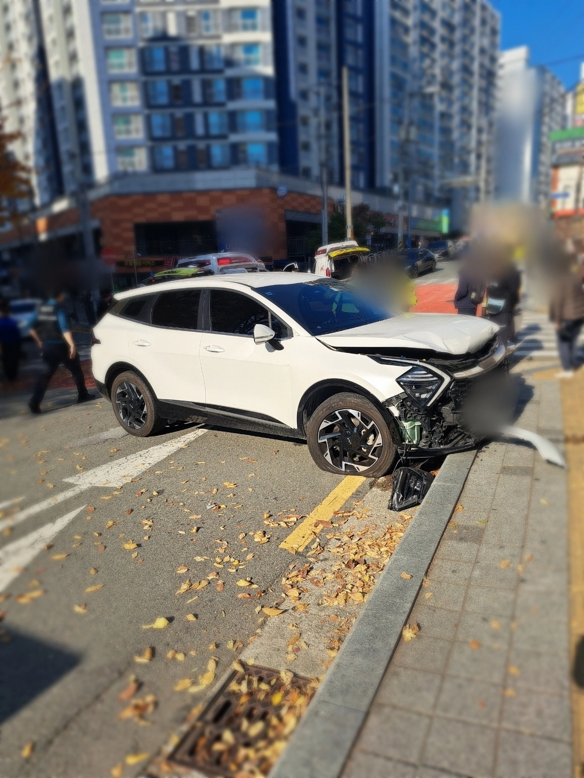 지난 24일 부산 남구 우암동 한 아파트 앞 이면도로에서 유턴하던 SUV 자동차가 30대 여성과 7살 난 딸을 치어, 딸이 사망하고 어머니는 중상을 입는 사고가 발생했다. 부산 남부경찰서 제공