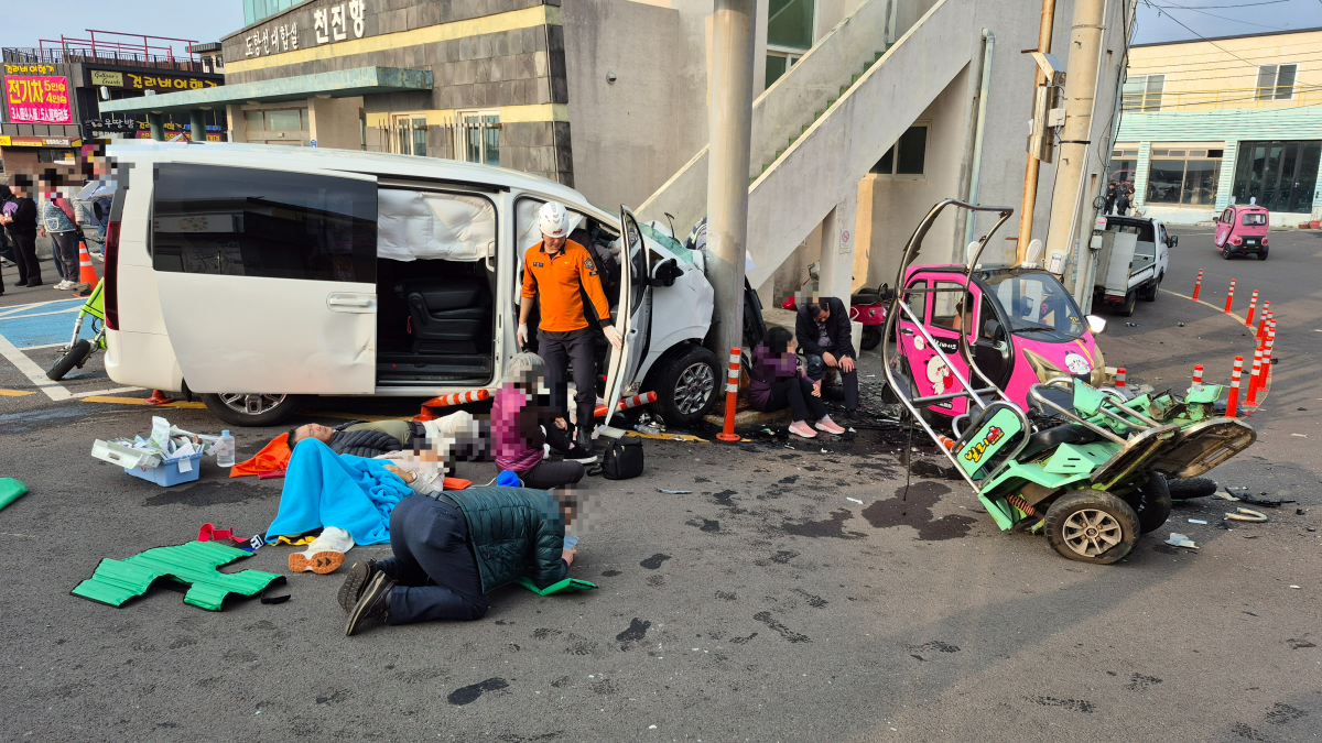 지난 24일 오후 2시 48분쯤 우도 천진항에서 승합차를 몰던 운전자가 갑자기 대합실 방면으로 돌진하다 인근 전신주를 들이받는 사고를 내 3명이 숨지고 11명이 부상을 입었다. 제주도소방안전본부 제공