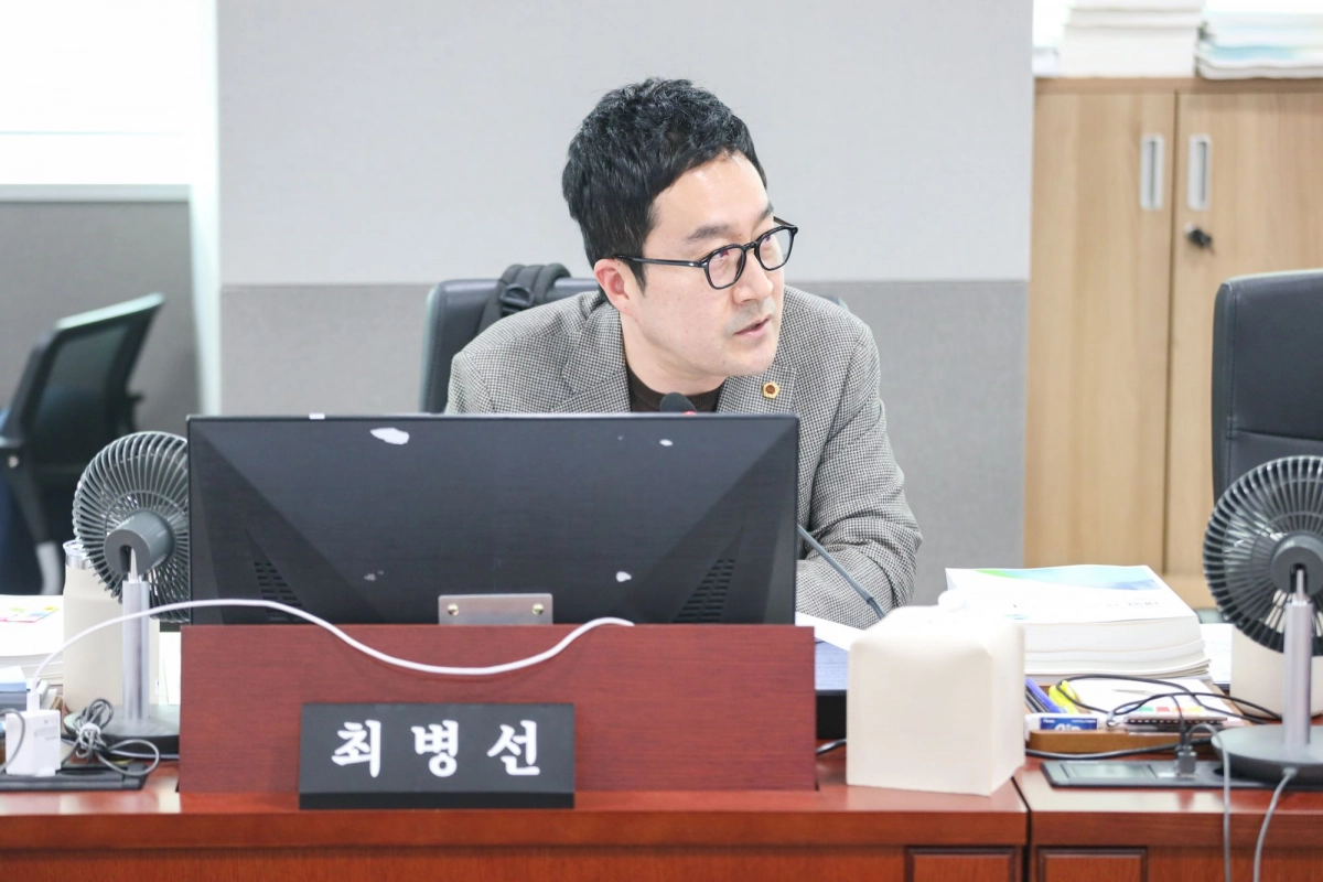 최병선 의원이 24일 사회혁신경제국을 대상으로 한 2026년도 본예산 심의에서 질의하고 있다.(사진=경기도의회)