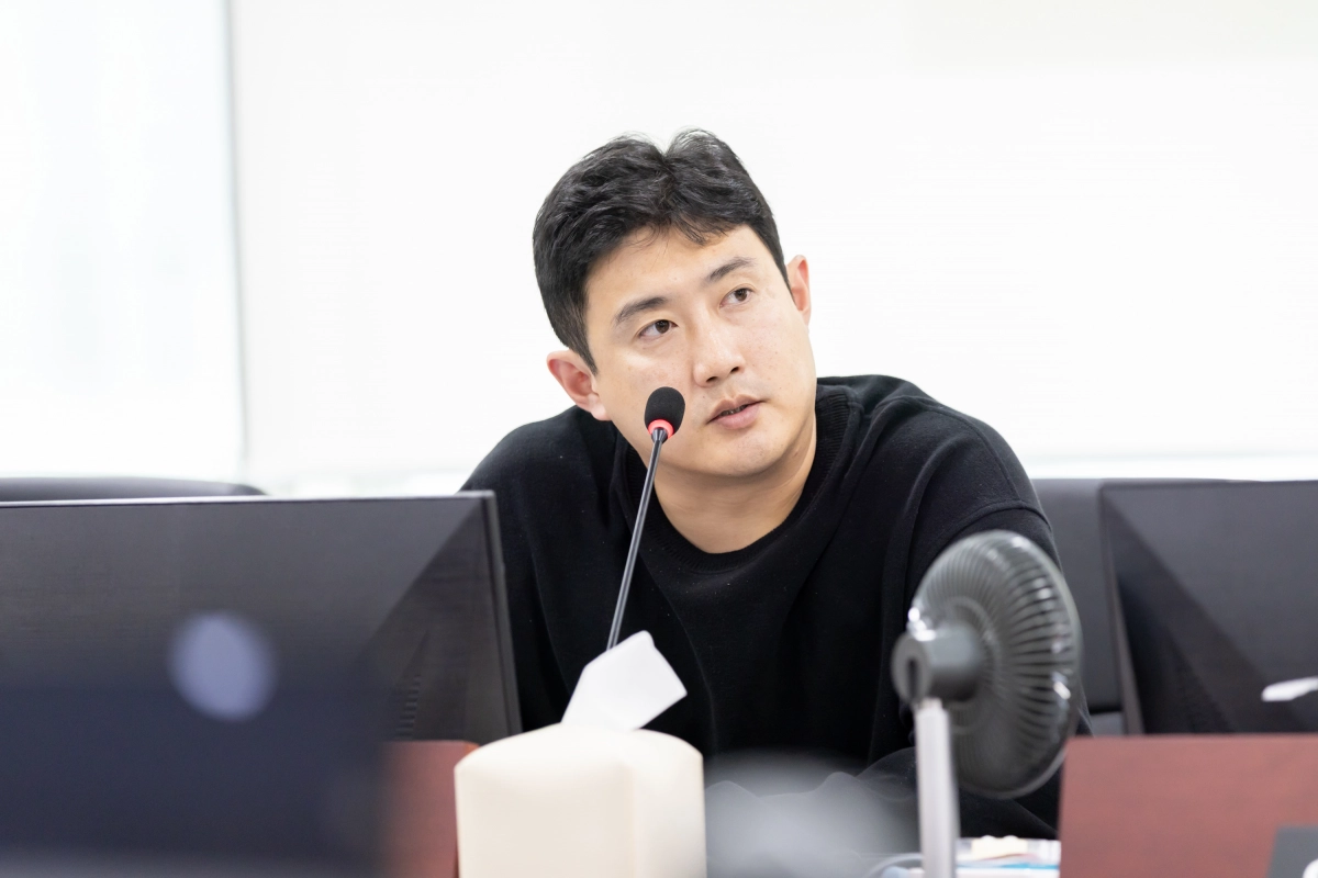 이상원 의원이 24일 사회혁신경제국과 노동국을 대상으로 열린 2026년도 본예산 심의에서 질의하고 있다.(사진=경기도의회)