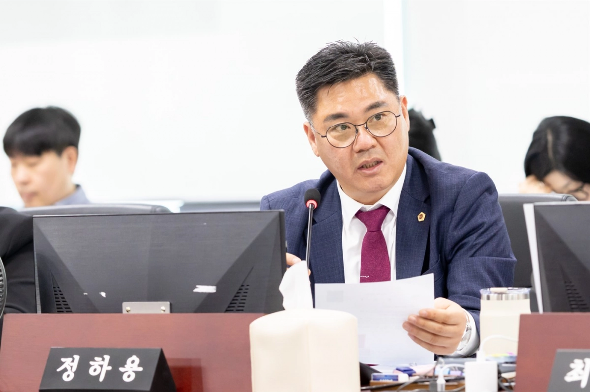 정하용 의원이 24일 2026년도 본예산안 심사에서 질의하고 있다.(사진=경기도의회)