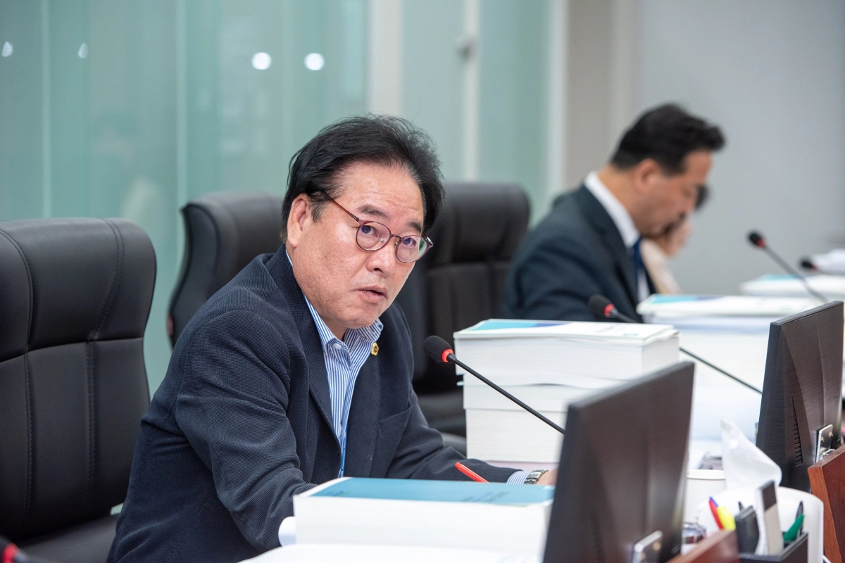 김동규 의원이 2026년도 경기도 보건건강국 소관 예산 심사에서 질의하고 있다.(사진=경기도의회)