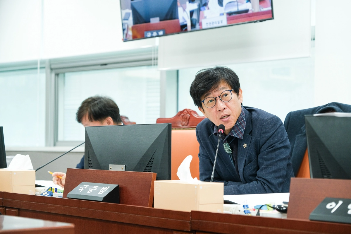 국중범 의원이 24일 2026년도 경기도남부자치경찰위원회 예산안 심의에서 질의하고 있다.(사진=경기도의회)