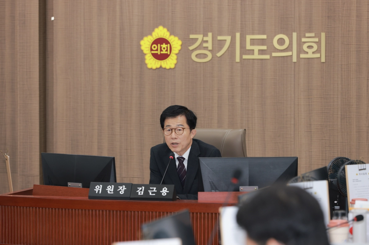 김근용 의원이 24일 2026년도 경기도교육비특별회계 예산안 심사에서 질의하고 있다.(사진=경기도의회)