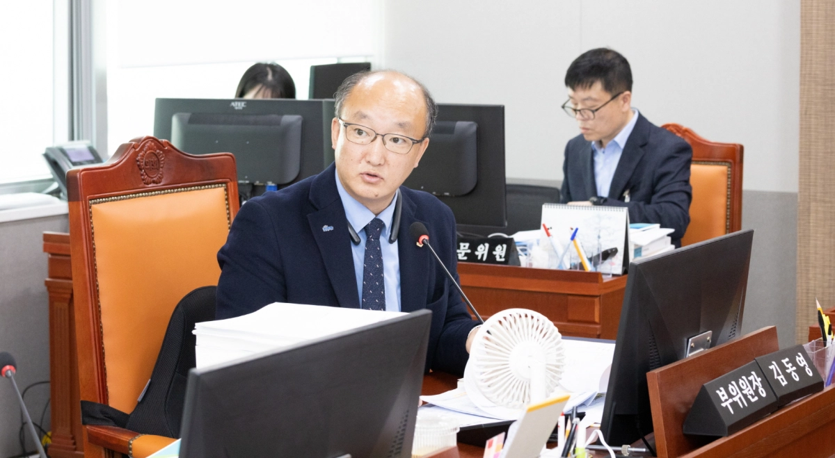 김동영 의원이 24일 교통국 소관 2025년 제3회 추경 및 2026년 본예산안 심의에서 질의하고 있다.(사진=경기도의회)