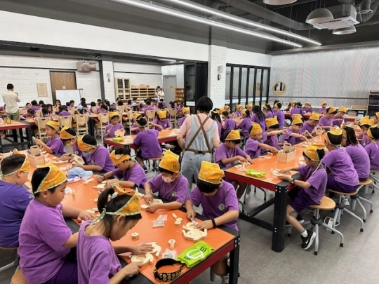 학생들이 목재문화체험장에서 체험에 참가하고 있다. 전남도 제공