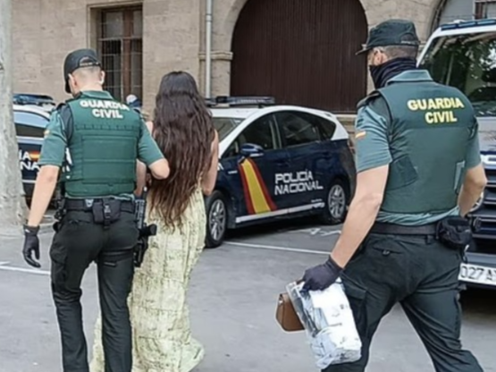 스페인에서 스웨덴 국적의 10대 남성을 성추행한 혐의를 받는 아일랜드 30대 여성(왼쪽 두 번째)이 경찰에 체포된 모습. 데일리메일 캡처