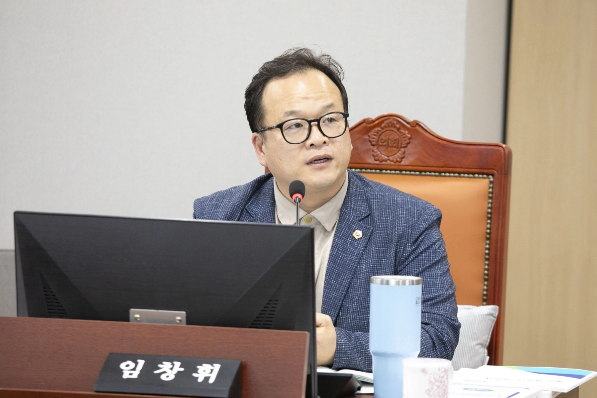 임창휘 의원이 24일 2026년 본예산안 심사에서 질의하고 있다.(사진=경기도의회)