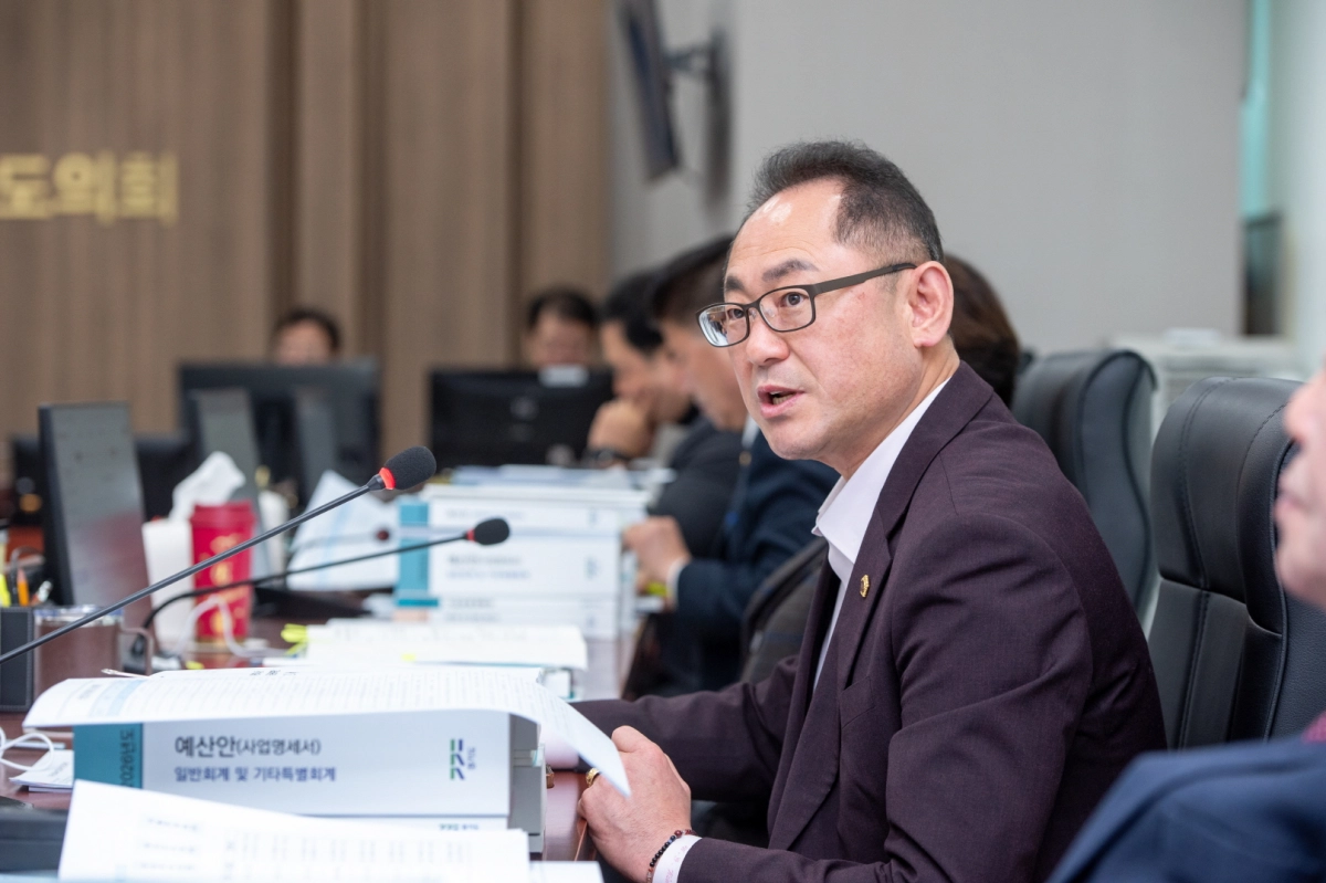 김완규 의원이 24일 보건환경연구원 대상으로 예산 질의를 하고 있다.(사진=경기도의회)