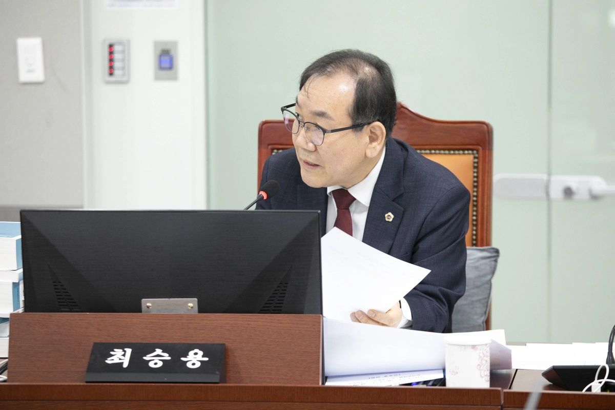 최승용 의원이 24일 도시주택실을 대상으로 실시한 2026년도 본예산안 심사에서 질의하고 있다.(사진=경기도의회)