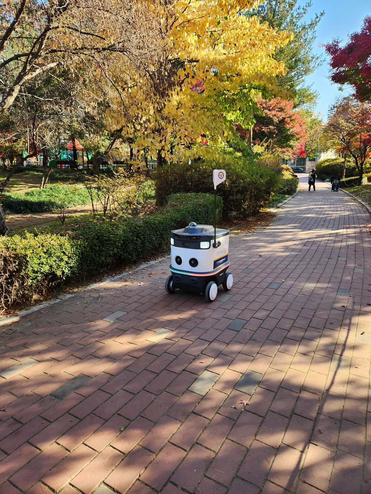 지율주행 AI로봇 뉴비가 성남시 야탑동 상희공원을 순찰 중인 모습. [성남시 제공]