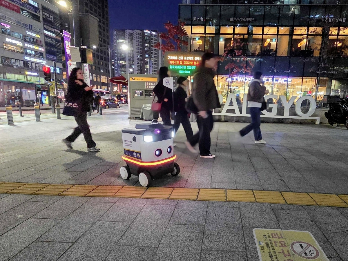 유동인구가 많은 판교역 주변을 야간 순찰 중인  지율주행 AI로봇 뉴비의 모습. [성남시 제공]