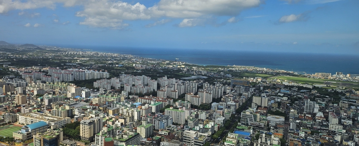 제주도는 신혼부부와 자녀출산 가구의 주택 구입자금 대출이자를 최대 1.5%까지 지원하는 ‘하영드림 주택 마련 지원사업’의 수혜자 526가구를 확정했다. 사진은 제주시 노형동 일대 전경. 제주 강동삼 기자