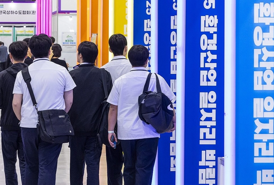 지난 5월 서울 서초구 aT센터에서 환경부 주최로 개막된 2025 환경산업 일자리 박람회를 찾은 특성화 고등학교 학생들이 업체 채용 부스를 둘러보고 있다. 연합뉴스