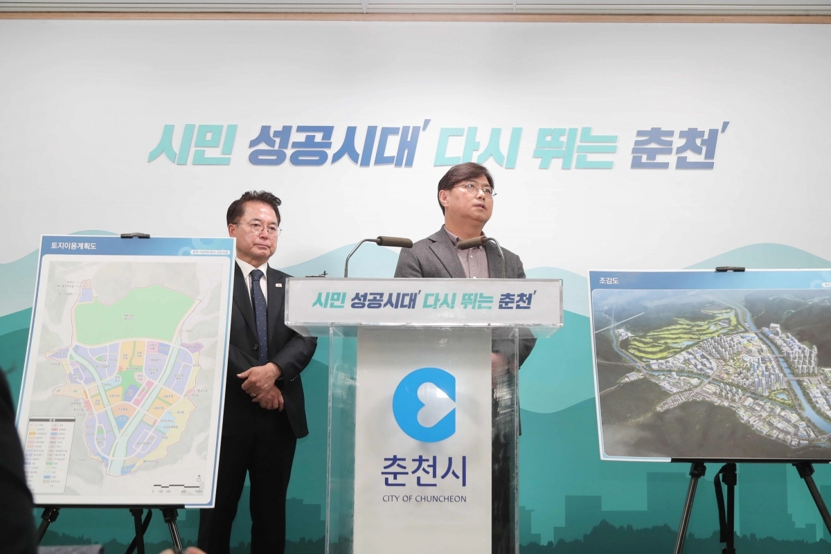 육동한(사진 왼쪽) 강원 춘천시장과 김용찬 더존비즈온 기업도시추진단장이 25일 시청에서 기업혁신파크 조성 사업 추진 현황에 대해 설명하고 있다. 춘천시 제공