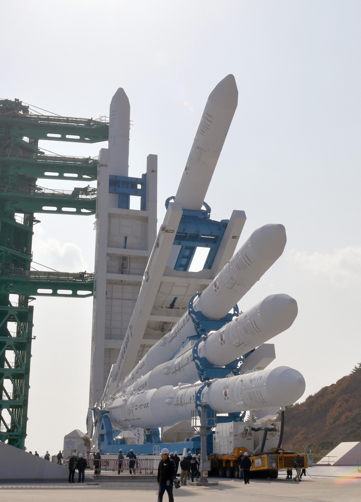 누리호, 기립 완료…순조로운 4차 발사 준비